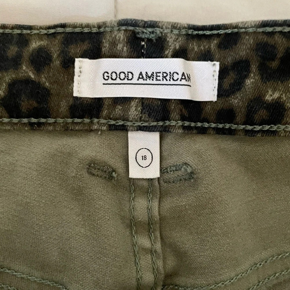 Good American leopard denim shorts in olive green - Picture 6 of 9